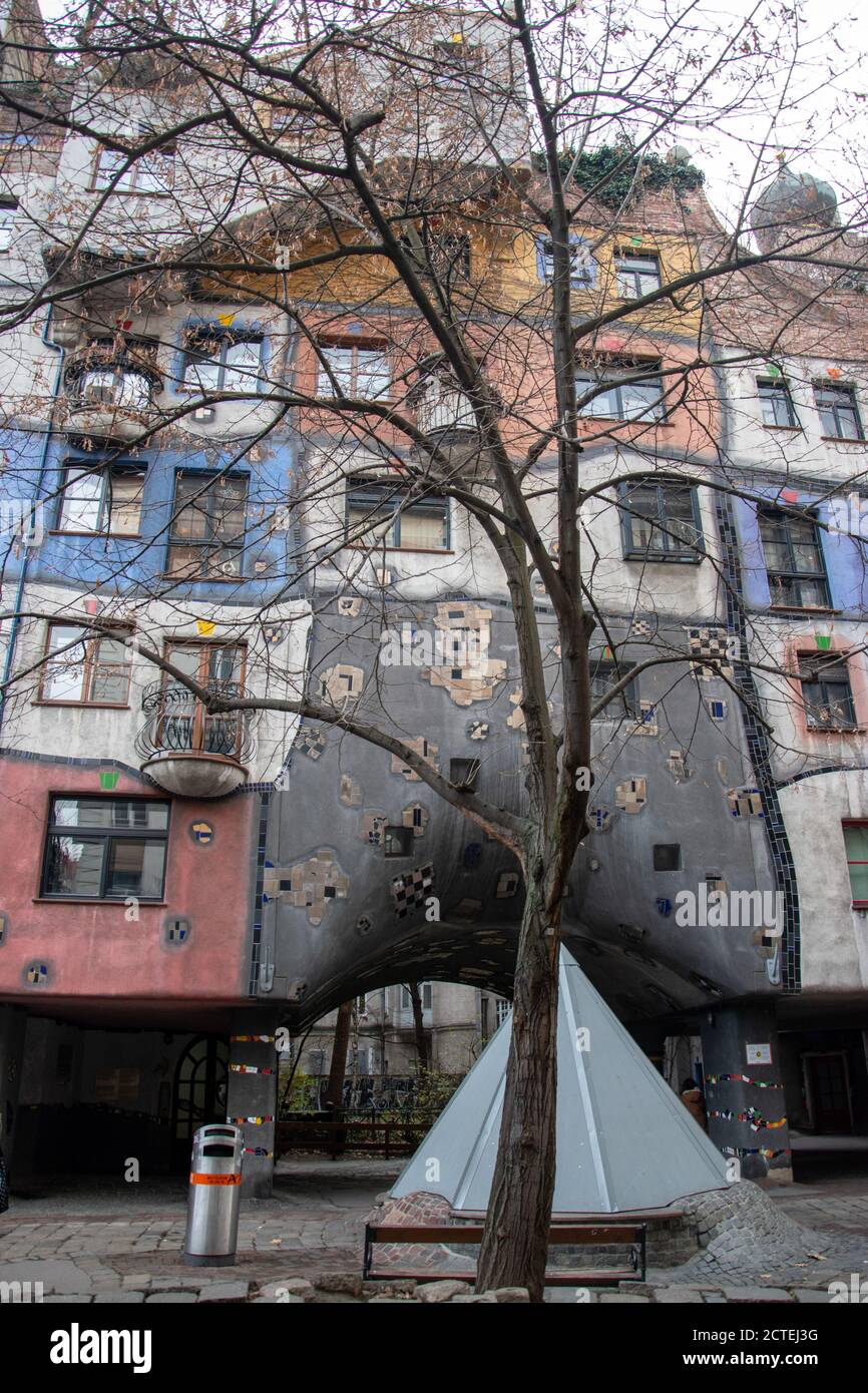 L'Hundertwasserhaus è un complesso residenziale del comune di Vienna, costruita dal 1983 al 1985, si trova in L'angolo di Kegelgasse 34–38 Foto Stock