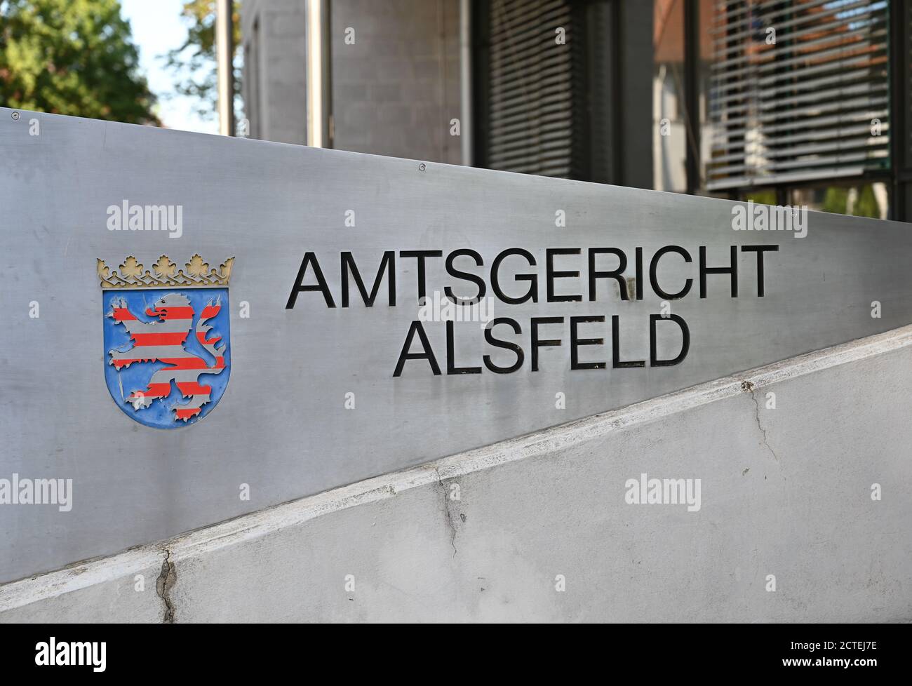 Alsfeld, Germania. 21 Settembre 2020. ILLUSTRAZIONE - UNO stemma dell'Assia e la scritta 'Amtsgericht Alsfeld' decorano una piastra metallica vicino all'ingresso del palazzo del tribunale. Il processo di un sospettato hacker di Assia per un attacco online contro 1000 celebrità e politici inizia su 23.09.2020 senza un grande pubblico. Il 22-year-old è accusato di una lunga lista di crimini su Internet. A causa dell'elevato numero di vittime di spicco, il caso aveva fatto notizia a livello nazionale. (A dpa 'Trial for hacker Attack starts behind closed doors') Credit: Arne Dedert/dpa/Alamy Live News Foto Stock