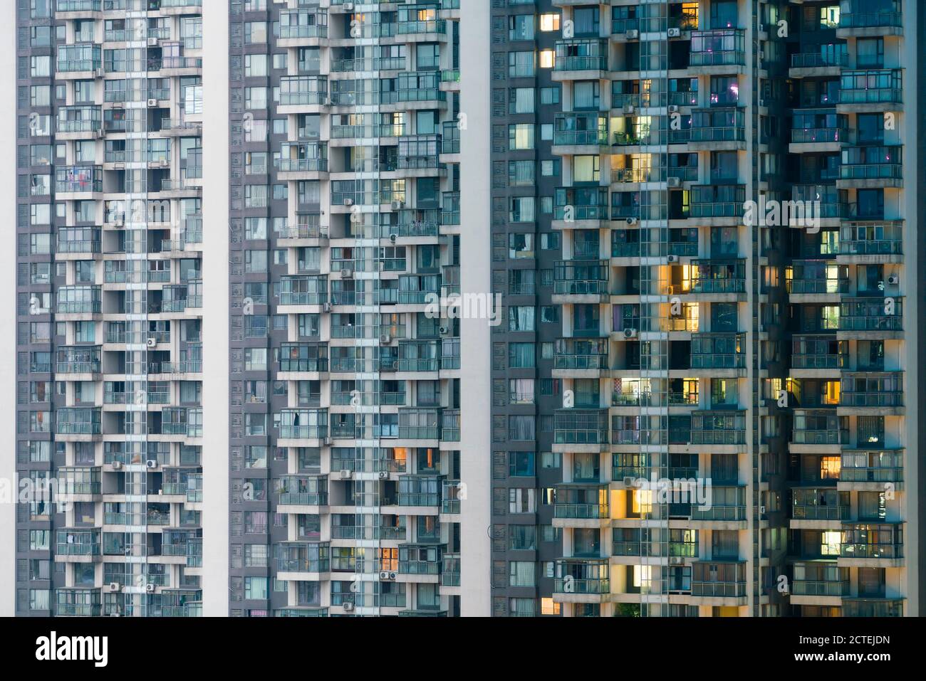 Alti edifici di appartamenti da giorno a notte Foto Stock