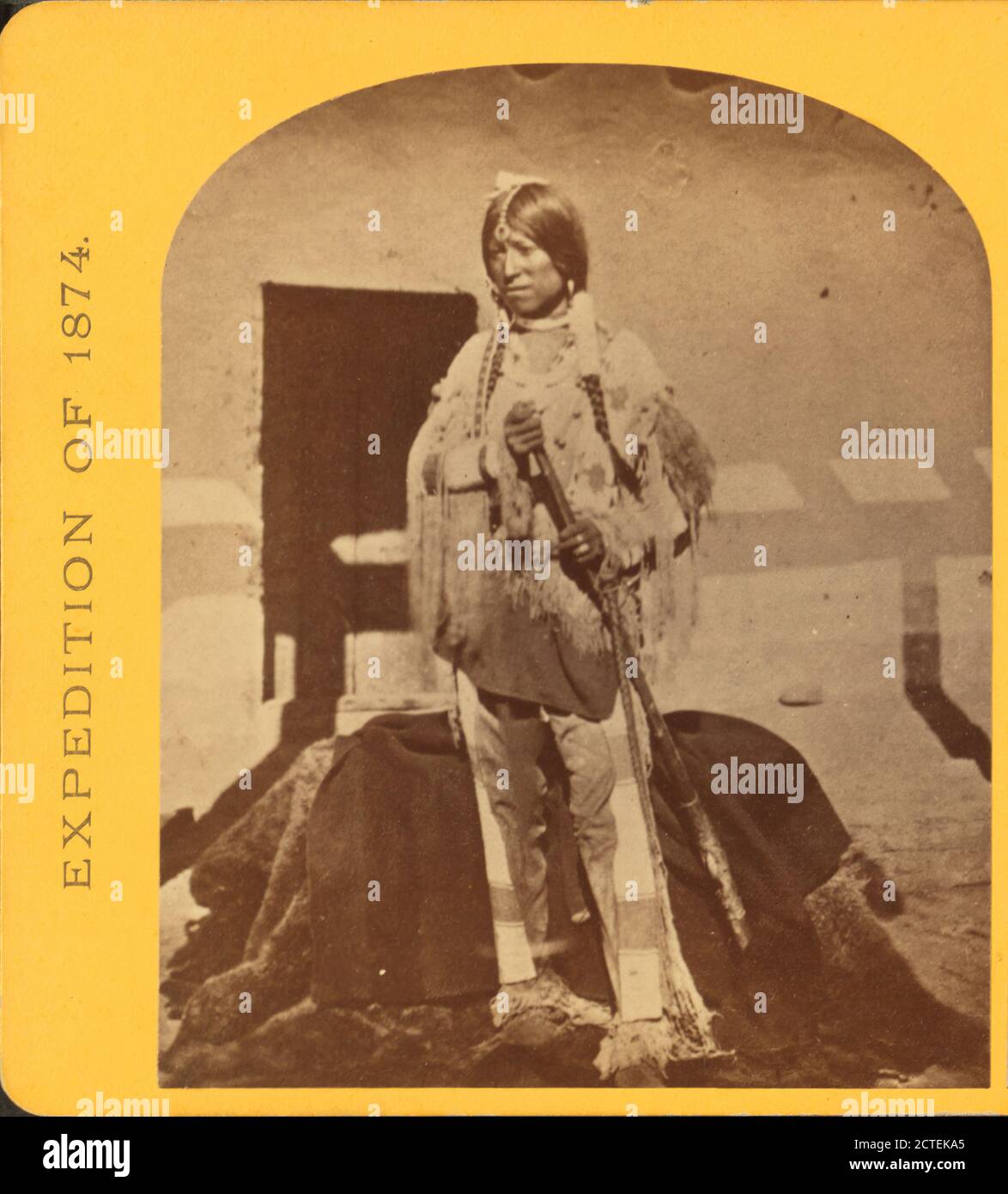 Shee-zah-nan-tan, Jicarilla Apache coraggioso in costume caratteristico, nord del New Mexico., rilievi geografici ad ovest del 100esimo Meridian (Stati Uniti), o’Sullivan, Timothy H. (1840-1882), 1874, Stati Uniti Foto Stock