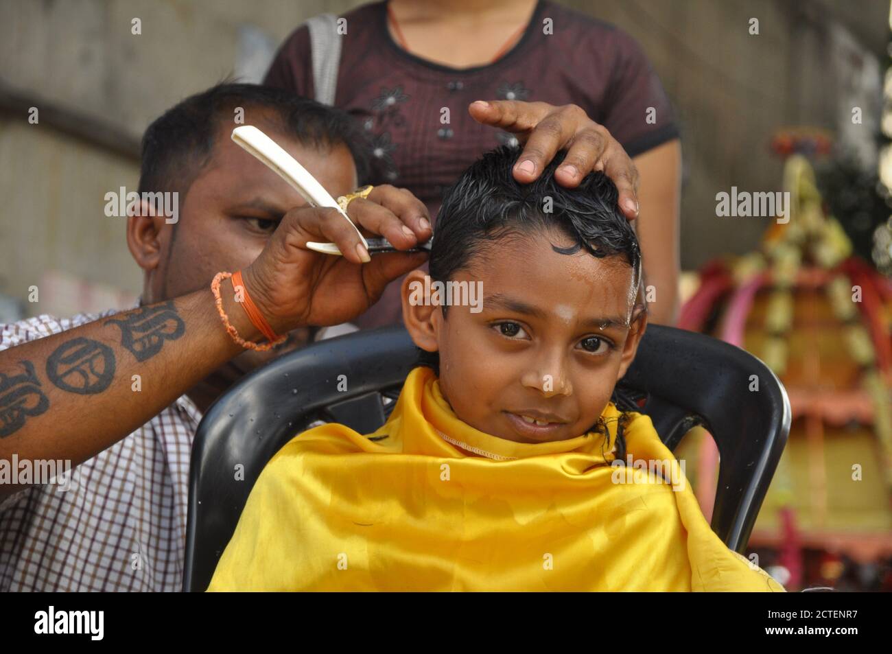 Kuala Lumpur, Malesia - 2 febbraio 2015: I tamil indù radono i loro capelli e si purificano prima di partecipare alla cerimonia di Thaipusam alle grotte di Batu, Foto Stock