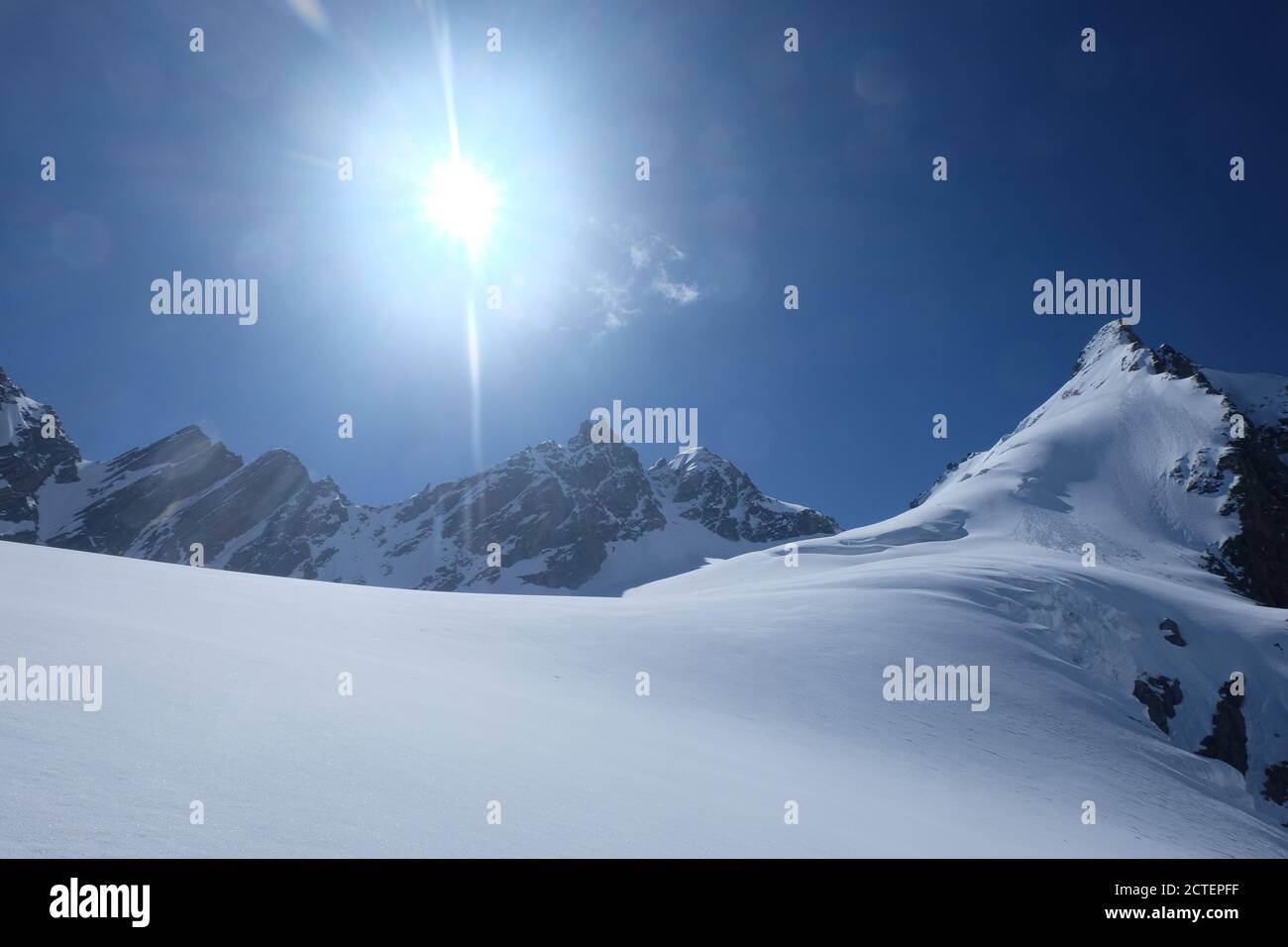 L'eveque coperto di neve, una cima di montagna nel mezzo dei ghiacciai sopra Arolla nelle alpi svizzere Foto Stock