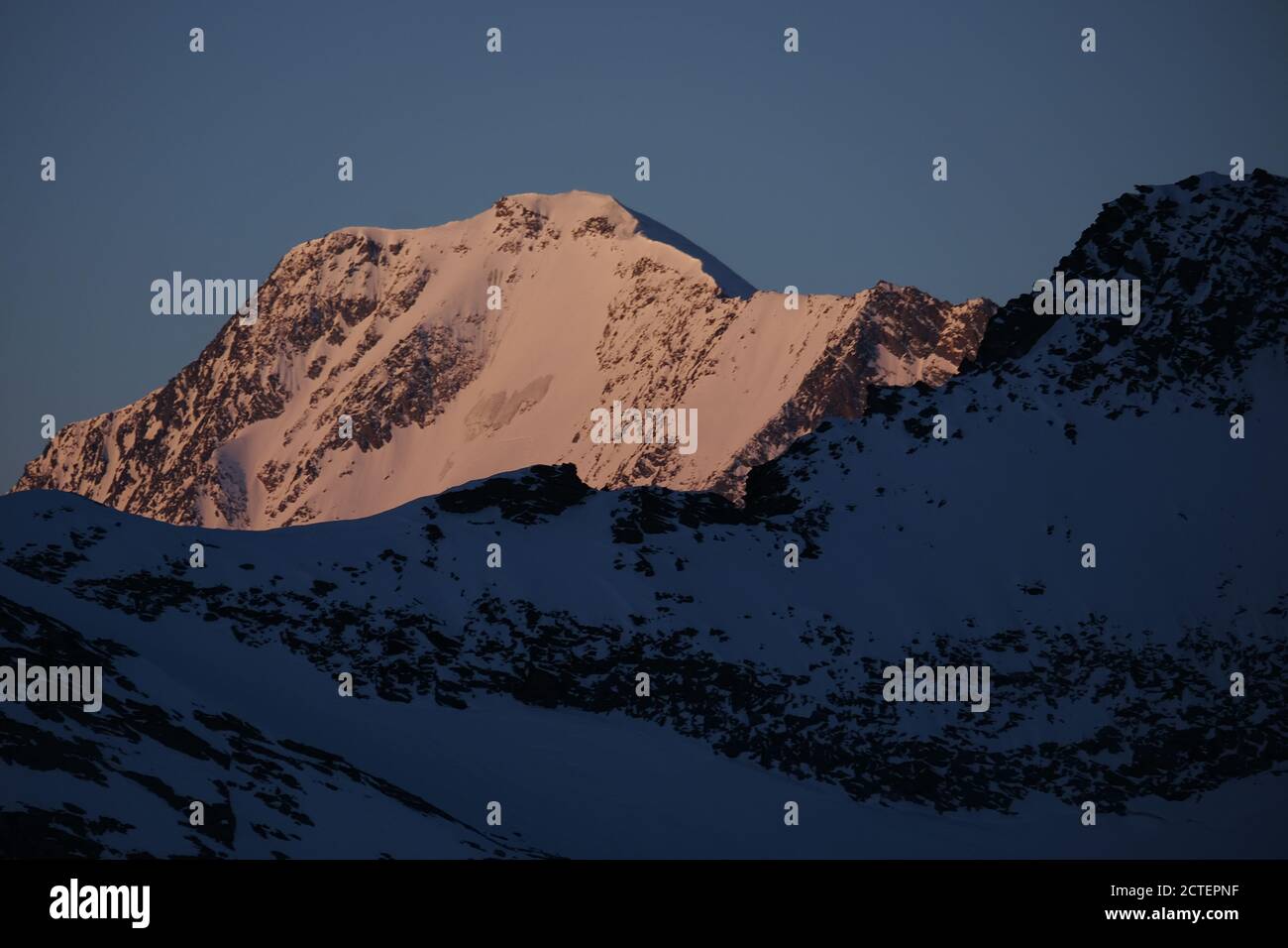 Weissmies est faccia alla luce del mattino, una vetta alta 4000m nelle alpi svizzere Foto Stock