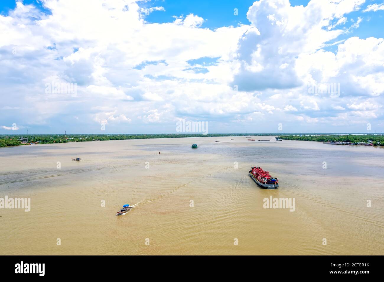 Le navi che trasportano gas sul fiume Mekong inferiore sono ricche di alluvione nelle mattine d'estate, aiutando lo sviluppo economico a Tien Giang, in Vietnam Foto Stock