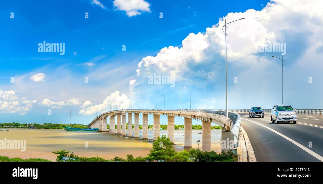 Traffico My Loi ponte sul fiume Mekong in mattina. Un ponte lungo 2,691 metri collega le province di Long An, Tien Giang allo sviluppo economico di Tien Giang Foto Stock