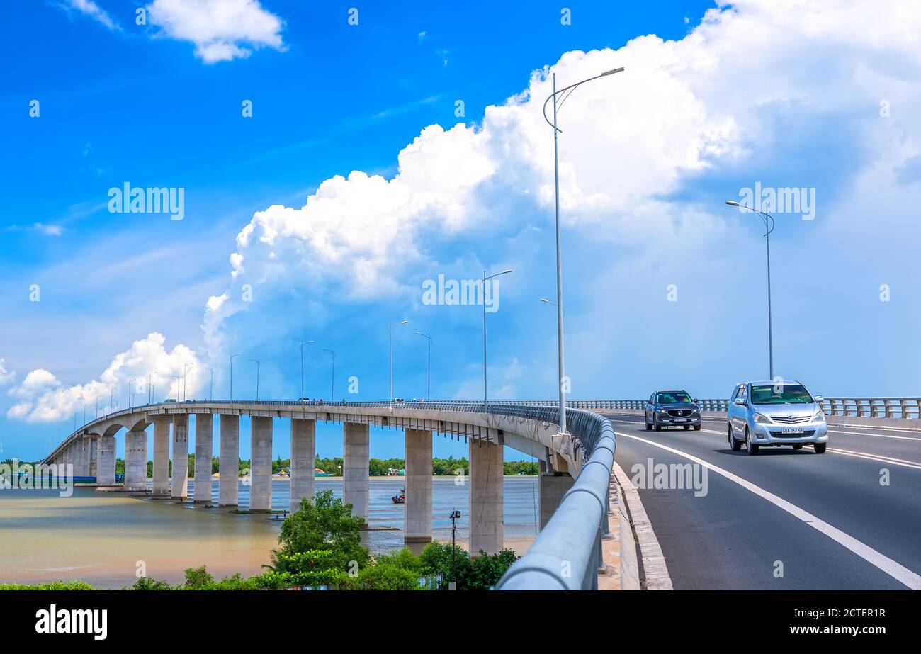 Traffico My Loi ponte sul fiume Mekong in mattina. Un ponte lungo 2,691 metri collega le province di Long An, Tien Giang allo sviluppo economico di Tien Giang Foto Stock