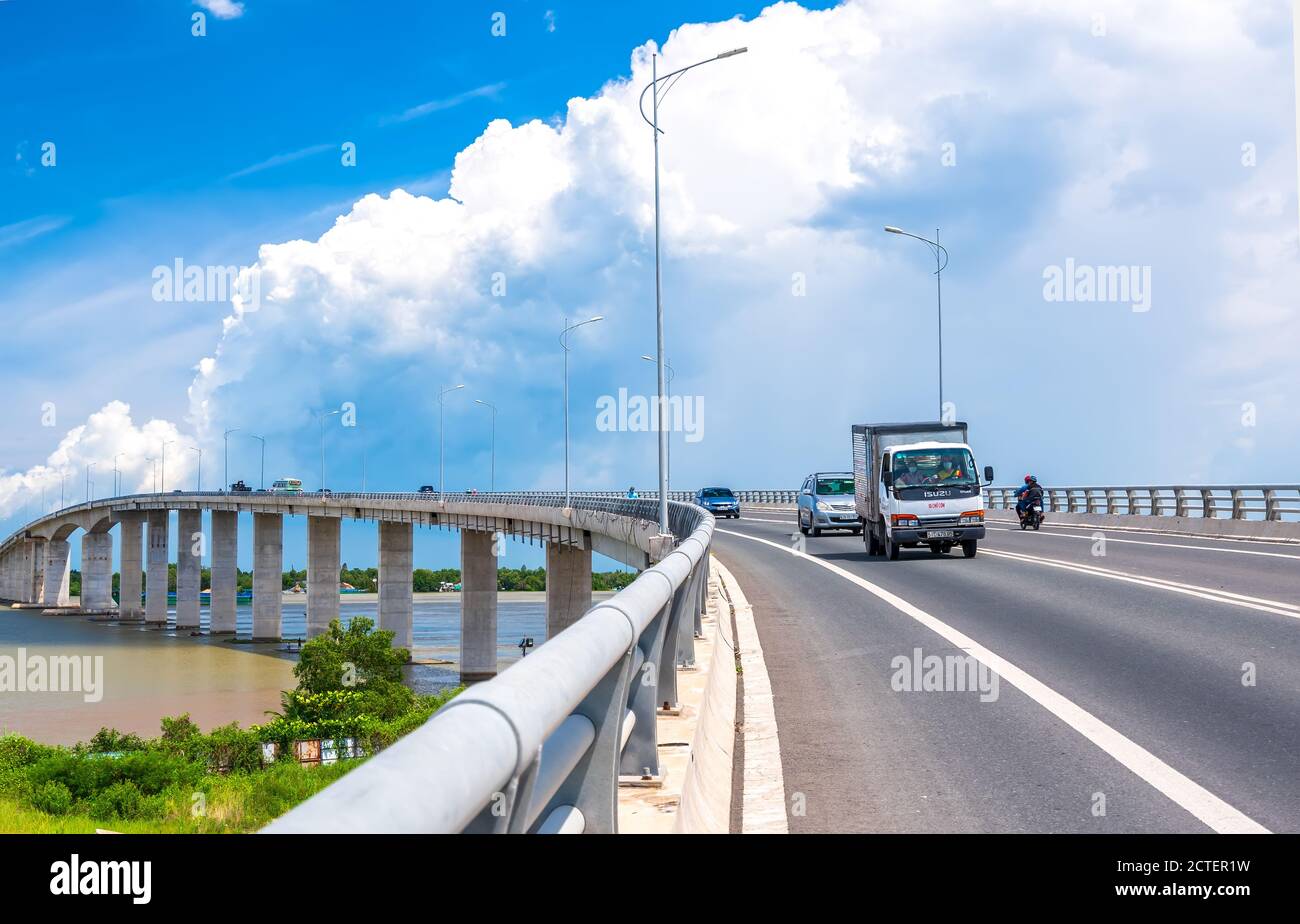 Traffico My Loi ponte sul fiume Mekong in mattina. Un ponte lungo 2,691 metri collega le province di Long An, Tien Giang allo sviluppo economico di Tien Giang Foto Stock