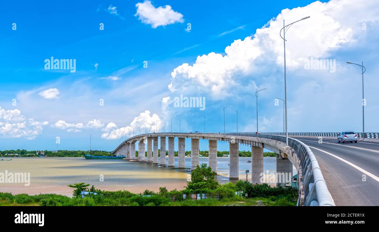 Traffico My Loi ponte sul fiume Mekong in mattina. Un ponte lungo 2,691 metri collega le province di Long An, Tien Giang allo sviluppo economico di Tien Giang Foto Stock