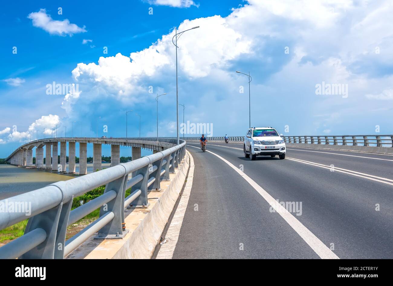 Traffico My Loi ponte sul fiume Mekong in mattina. Un ponte lungo 2,691 metri collega le province di Long An, Tien Giang allo sviluppo economico di Tien Giang Foto Stock