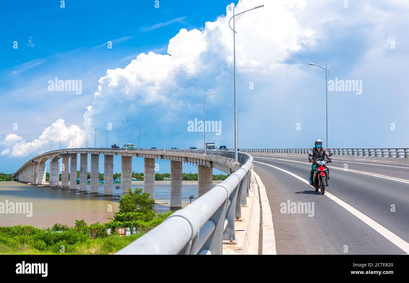 Traffico My Loi ponte sul fiume Mekong in mattina. Un ponte lungo 2,691 metri collega le province di Long An, Tien Giang allo sviluppo economico di Tien Giang Foto Stock