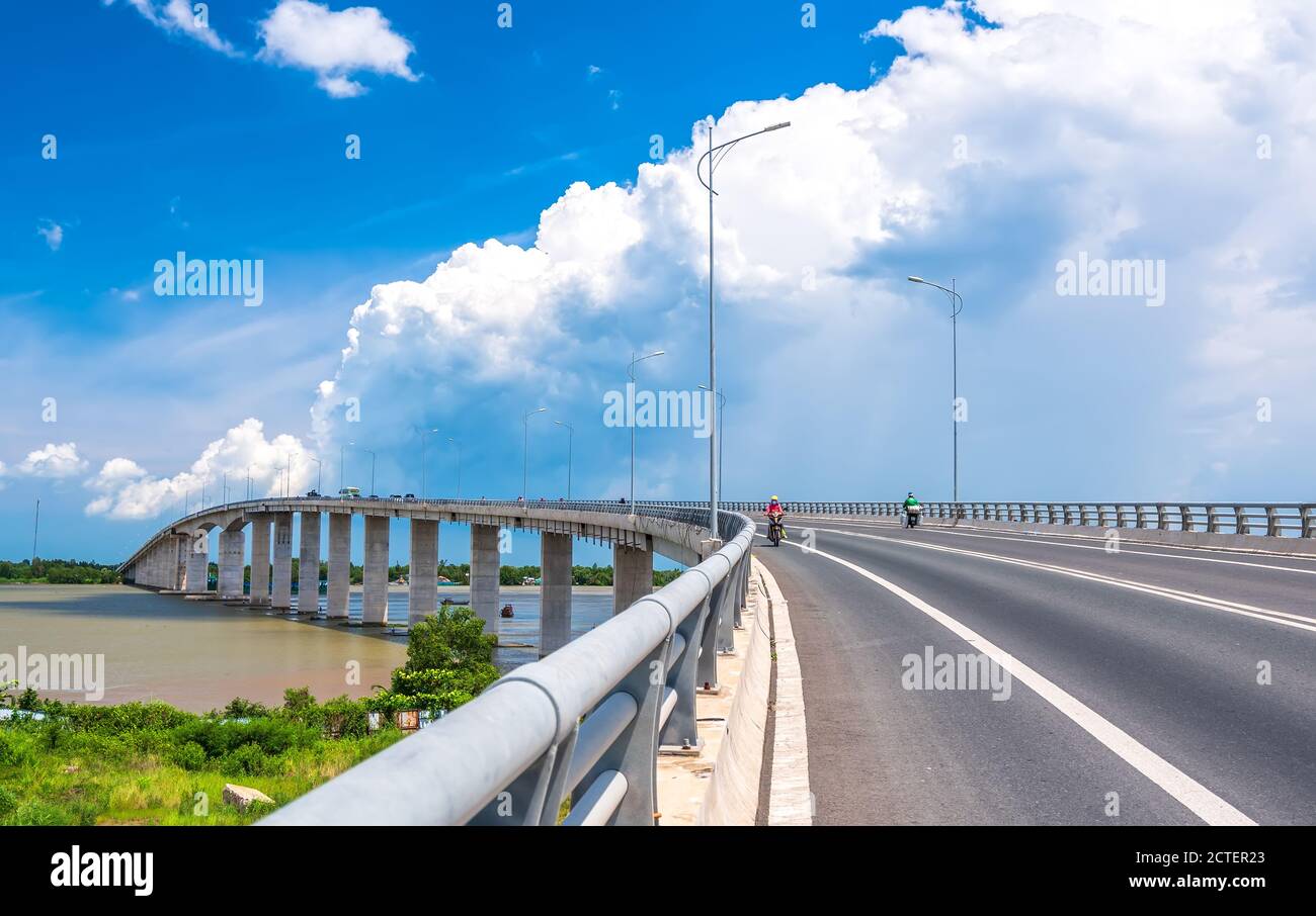 Traffico My Loi ponte sul fiume Mekong in mattina. Un ponte lungo 2,691 metri collega le province di Long An, Tien Giang allo sviluppo economico di Tien Giang Foto Stock
