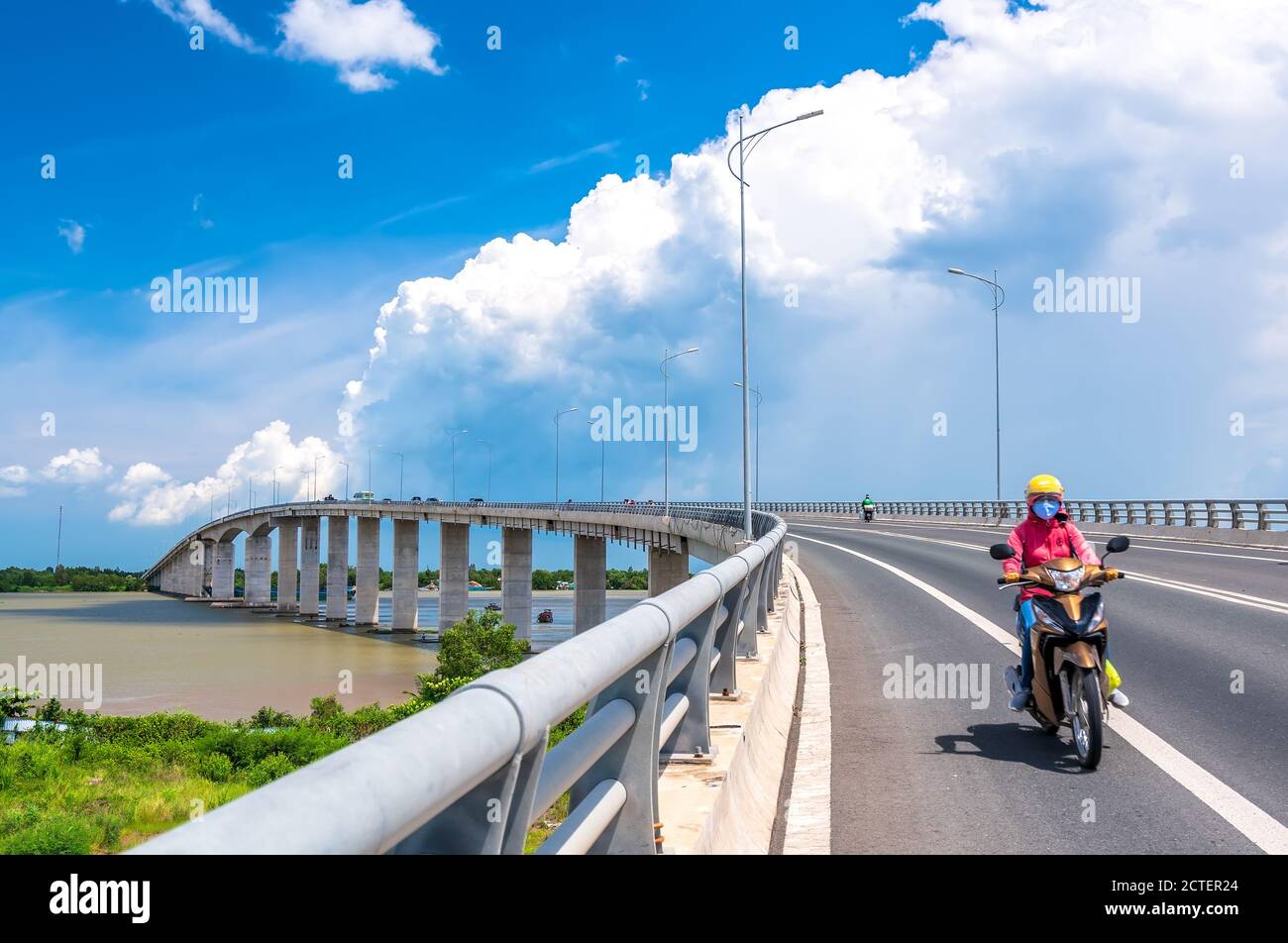 Traffico My Loi ponte sul fiume Mekong in mattina. Un ponte lungo 2,691 metri collega le province di Long An, Tien Giang allo sviluppo economico di Tien Giang Foto Stock