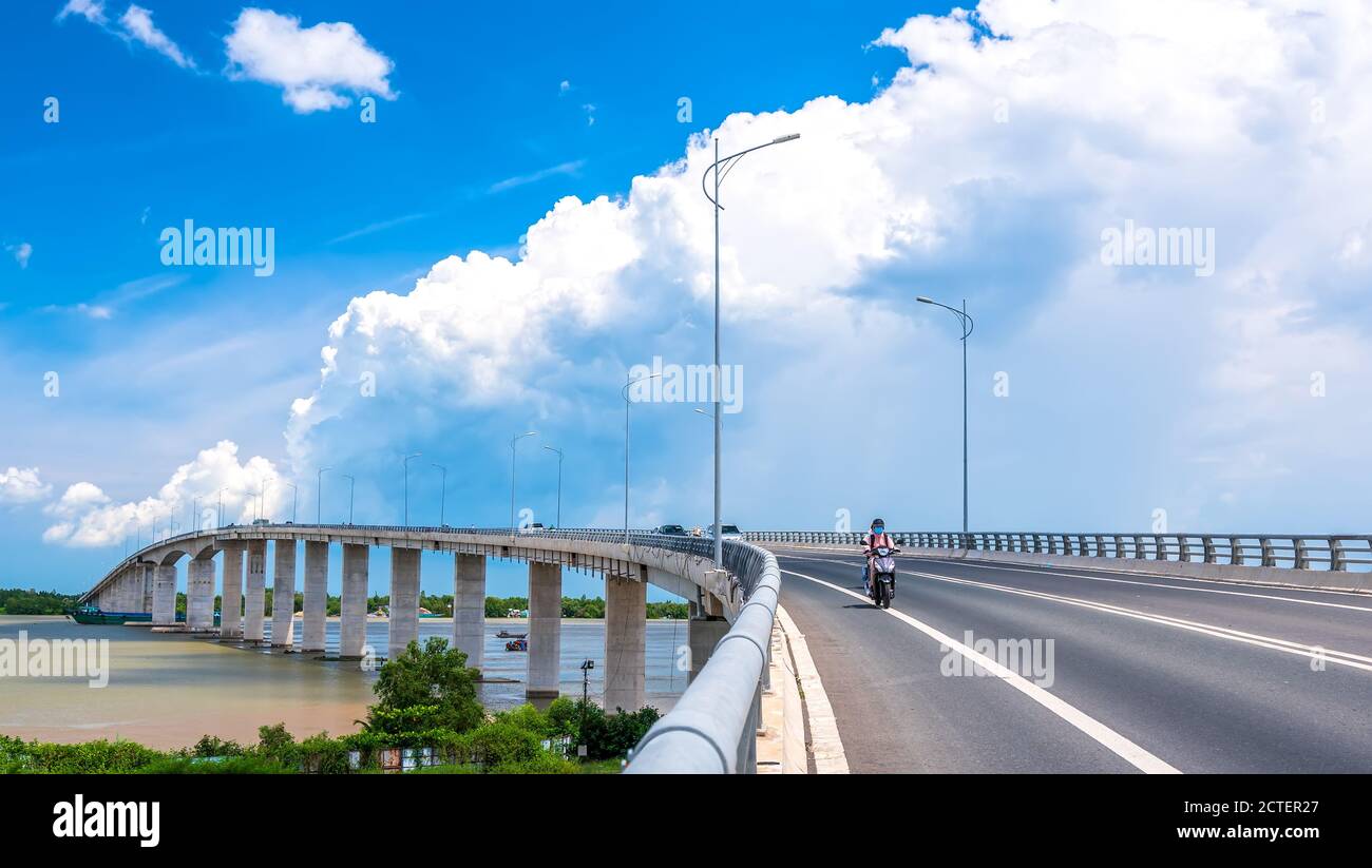 Traffico My Loi ponte sul fiume Mekong in mattina. Un ponte lungo 2,691 metri collega le province di Long An, Tien Giang allo sviluppo economico di Tien Giang Foto Stock