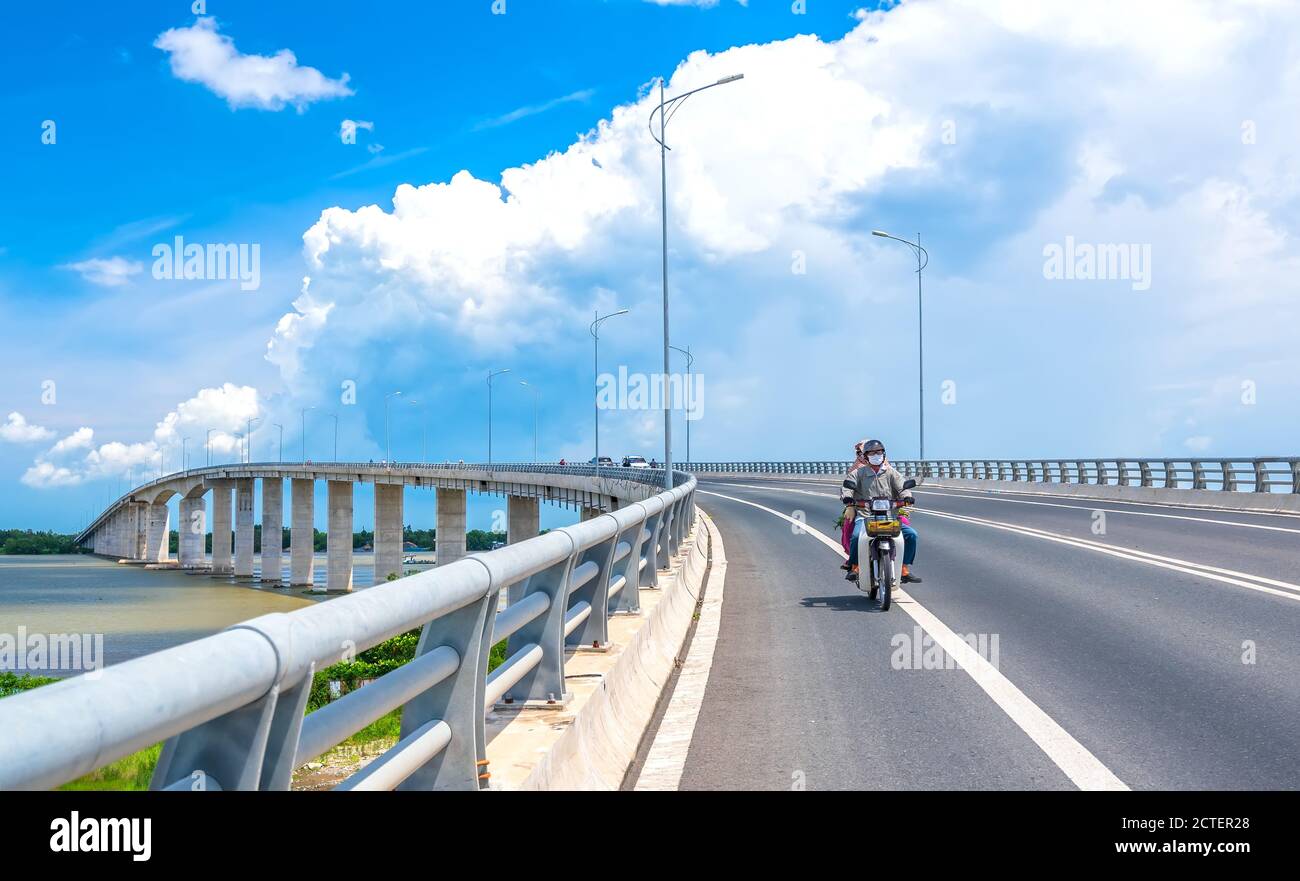 Traffico My Loi ponte sul fiume Mekong in mattina. Un ponte lungo 2,691 metri collega le province di Long An, Tien Giang allo sviluppo economico di Tien Giang Foto Stock