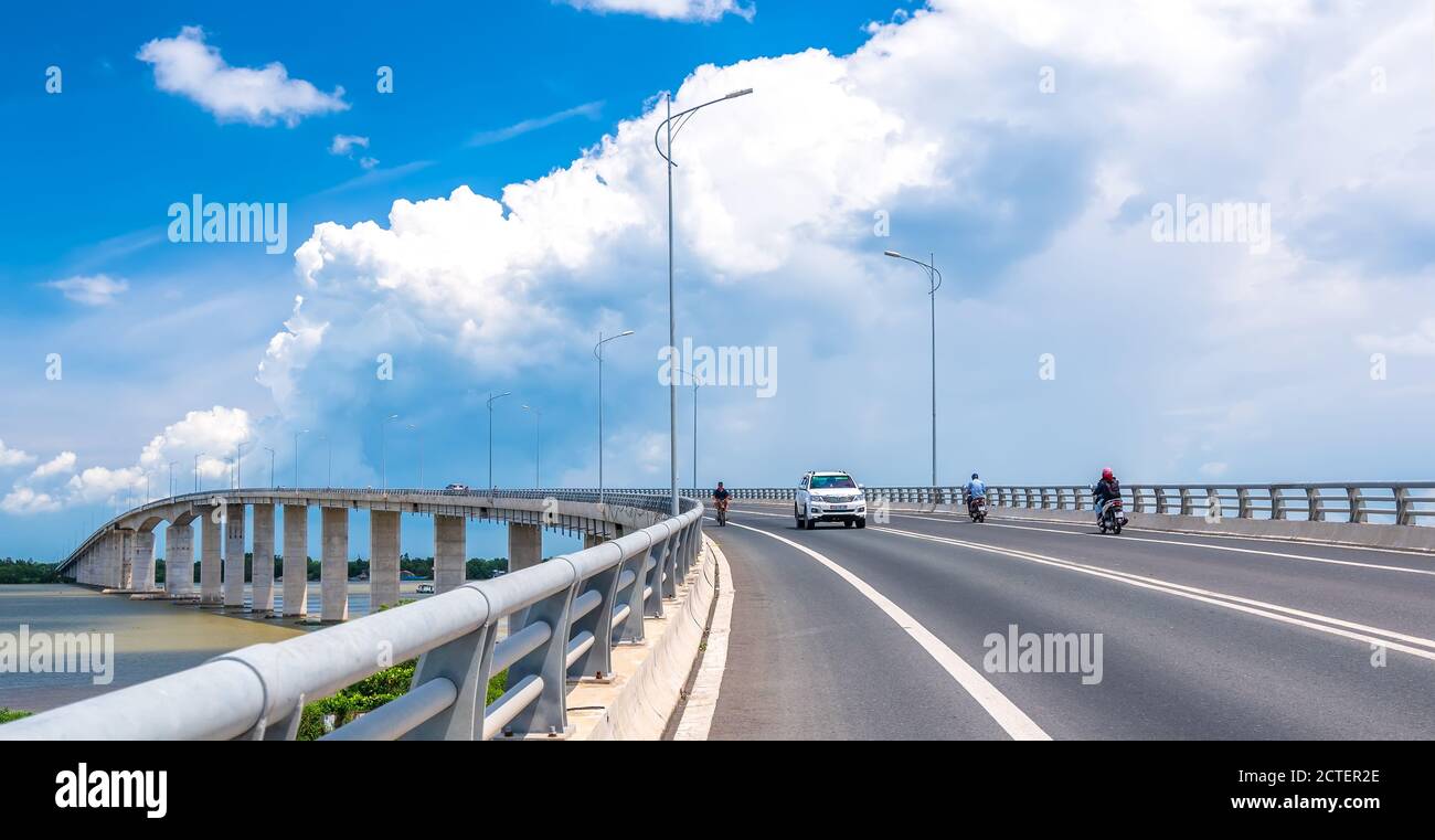 Traffico My Loi ponte sul fiume Mekong in mattina. Un ponte lungo 2,691 metri collega le province di Long An, Tien Giang allo sviluppo economico di Tien Giang Foto Stock