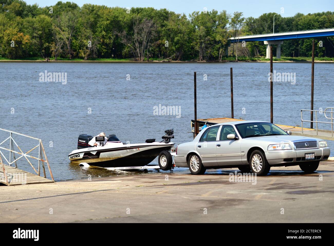 Savanna, Illinois, Stati Uniti. Una piccola barca è stata lanciata nel fiume Mississippi utilizzando una rampa di lancio della barca. Foto Stock