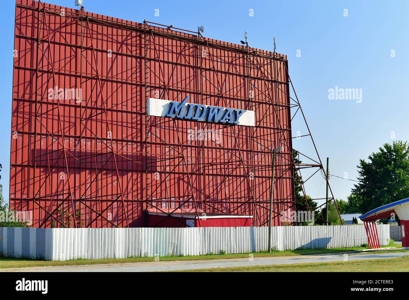 Sterling, Illinois, Stati Uniti. Il Midway Drive in un drive ancora funzionante in un cinema in una piccola comunità dell'Illinois centro-settentrionale. Foto Stock