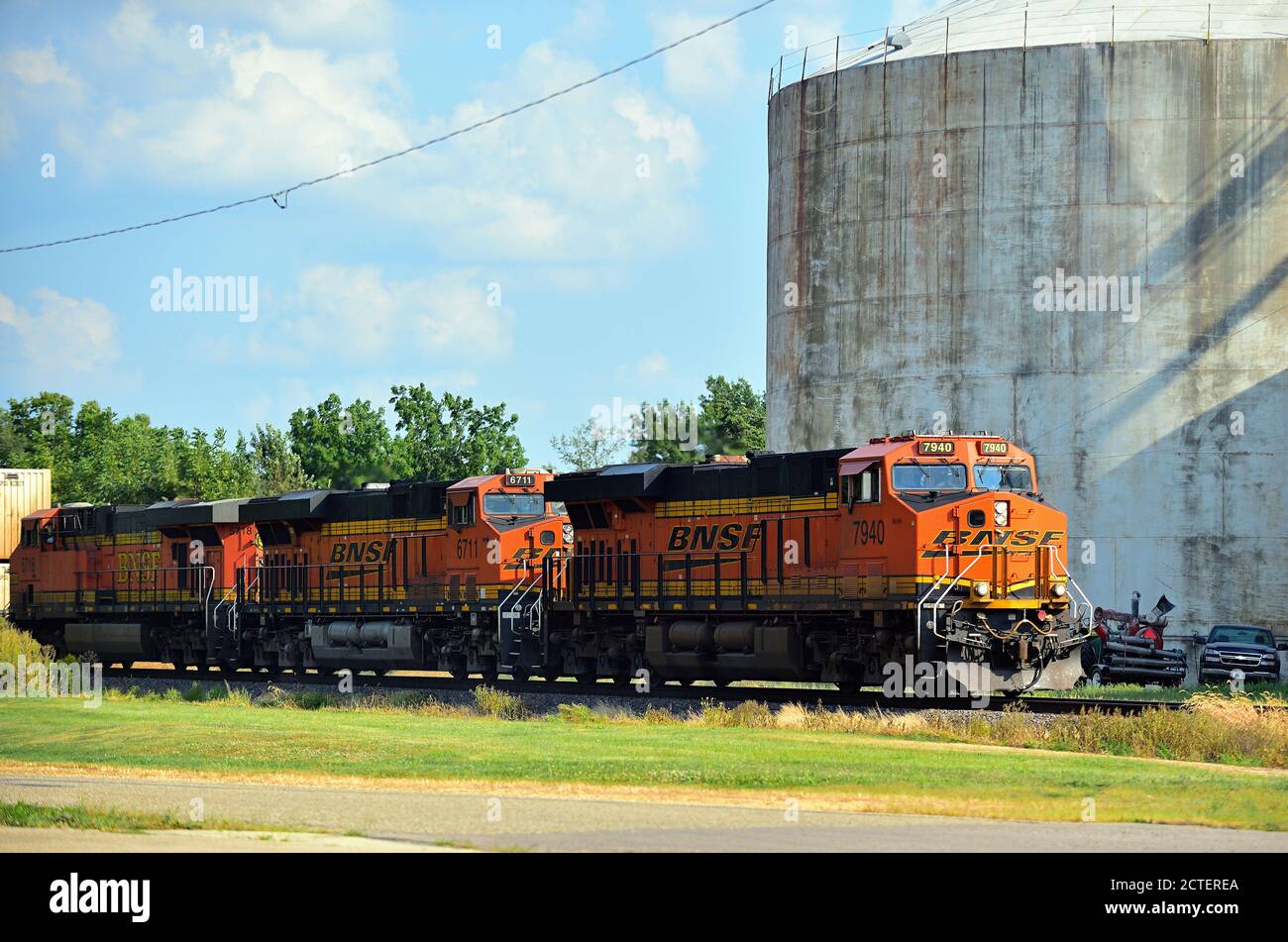 Milledgeville, Illinois, Stati Uniti. Un trasporto intermodale di Burlington Northern Santa Fe o un treno stack corre attraverso una piccola città. Foto Stock