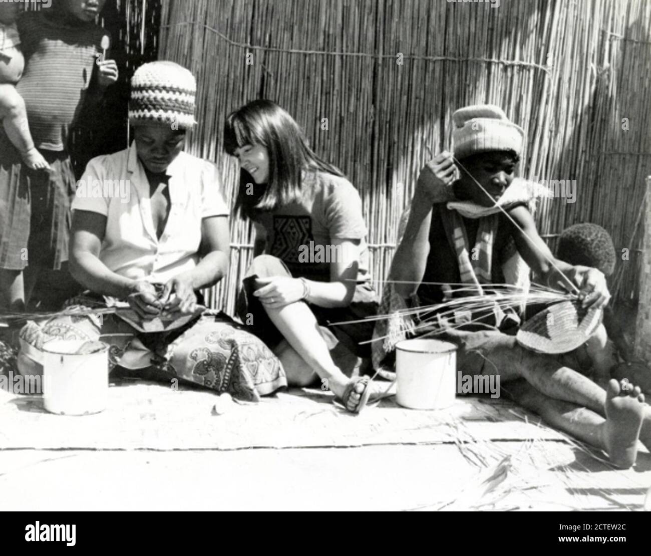 IVS Volontario Beth Terry con tessitori a cestello Botswanan, circa 1980   Foto Stock