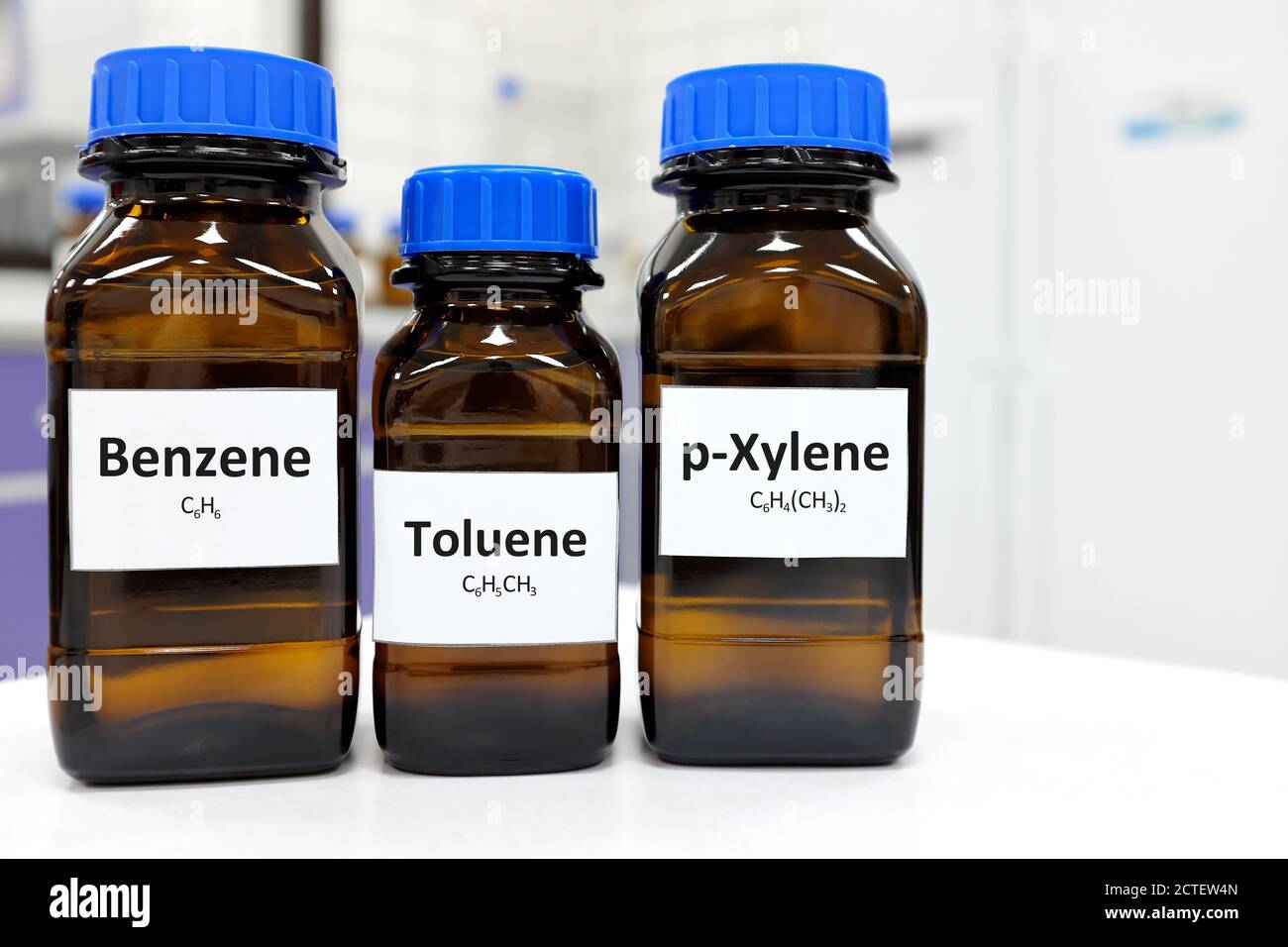 Concentrazione selettiva di benzene, toluene e composto chimico liquido xilene in bottiglia di vetro ambrato all'interno di un laboratorio chimico con spazio di copia. Idrocarburi aromatici BTX. Foto Stock