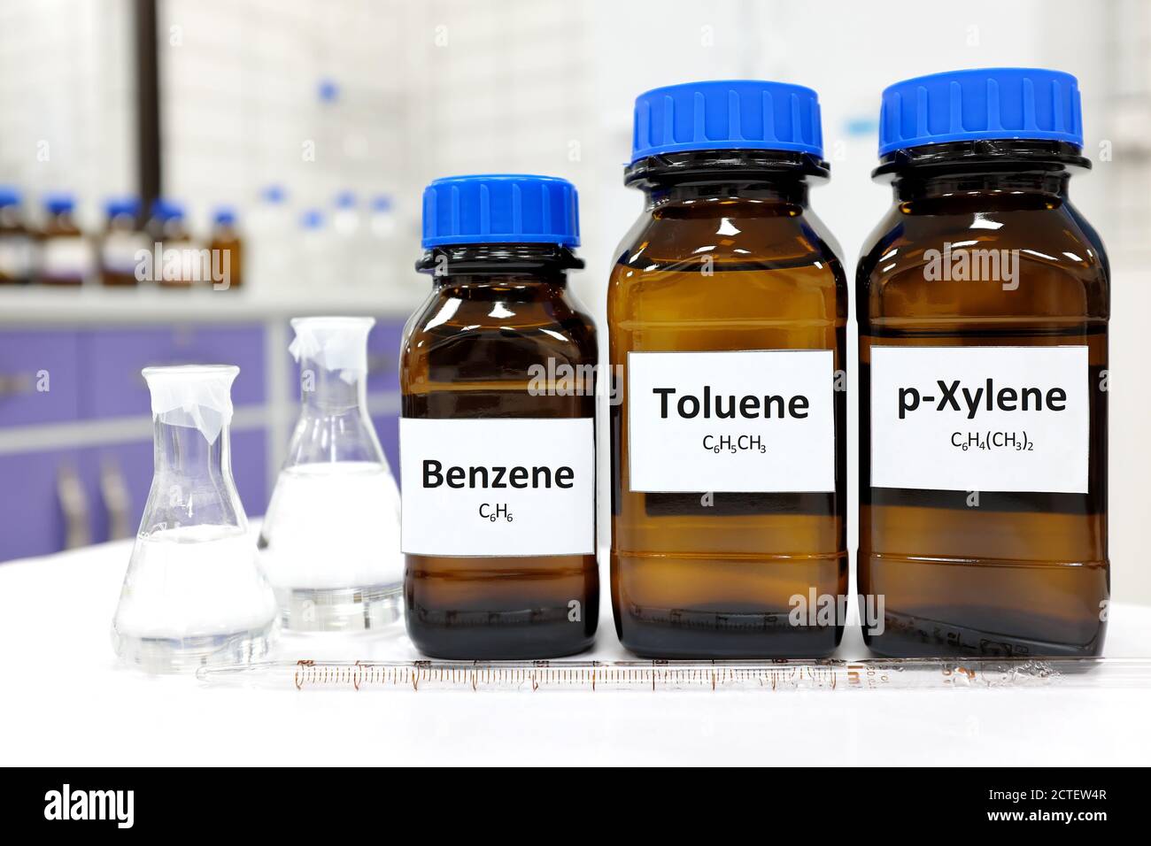 Concentrazione selettiva di benzene, toluene e composto chimico liquido xilene in bottiglia di vetro ambrato all'interno di un laboratorio chimico con spazio di copia. Idrocarburi aromatici BTX. Foto Stock