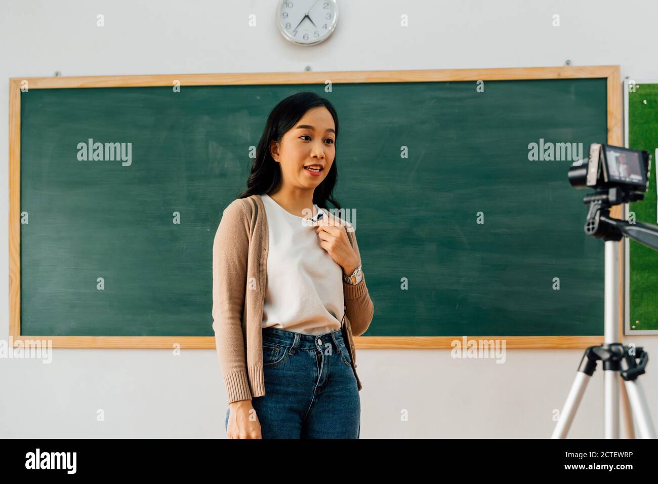 Giovane donna che fornisce lezioni remote utilizzando videocamera, tecnologia, apprendimento remoto, formazione online. Insegnante di scuola asiatica che fornisce il corso in linea Foto Stock