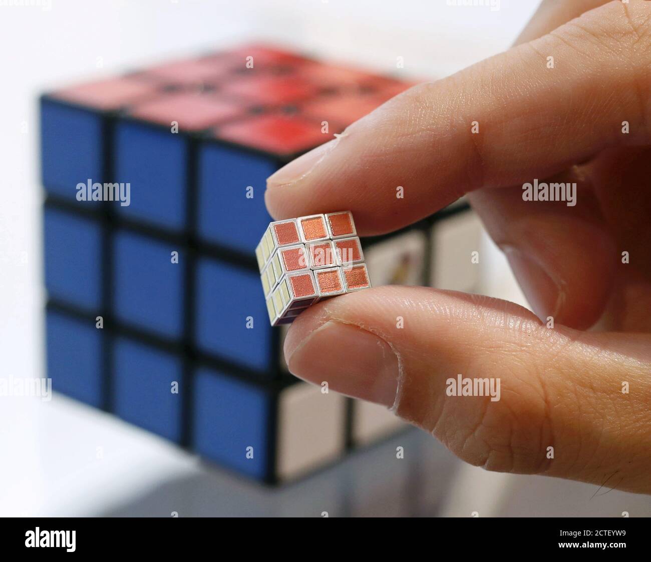 Tokyo, Giappone. 23 Settembre 2020. Photo taken 23 settembre 2020, mostra il  cubo di Rubik più piccolo del mondo, lungo 9.9 millimetri, svelato ai media  di Tokyo. Megahhouse Corp., una filiale del