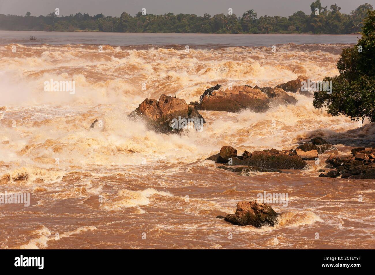 Vista mozzafiato delle cascate Khone Phapheng sul fiume Mekong traboccante nella stagione delle piogge, le cascate Khone Phapheng sono le più grandi del sud-est asiatico. Foto Stock