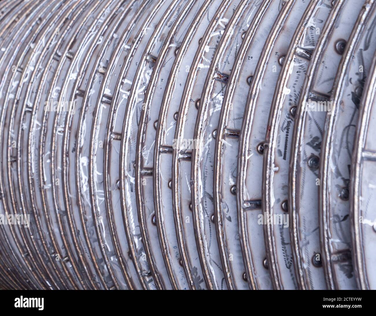 Dischi di un essiccatore industriale a disco per l'essiccazione di sottoprodotti animali e di pesce per la produzione di farine proteiche per l'alimentazione degli animali. Profondità di campo poco profonda. Foto Stock