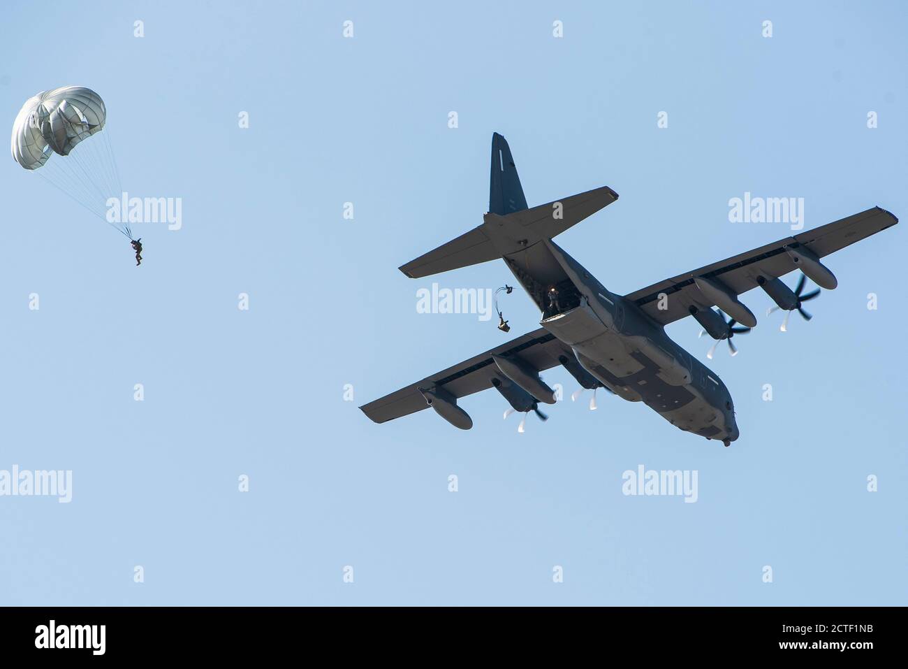 I membri del 26esimo Squadron speciale tattica salta da un MC-130J Commando II alla base dell'aeronautica di Cannon, N.M., 25 agosto 2020. I membri della STS 26 eseguono salti statici di linea e caduta libera per garantire la preparazione della missione. (STATI UNITI Air Force foto di Senior Airman Vernon R. Walter III) Foto Stock