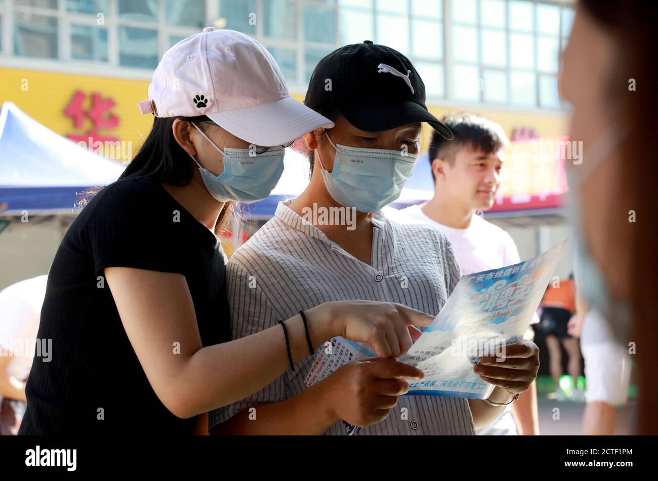 Le persone chiedono informazioni sul lavoro alla fiera di Huaying città, provincia sudoccidentale del Sichuan, 26 agosto 2020. Una fiera del lavoro per i pescatori in pensione Foto Stock