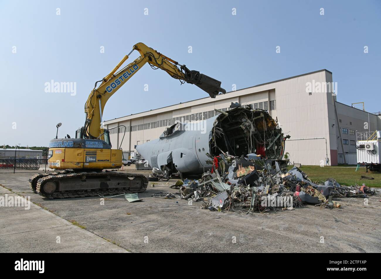 Un appaltatore utilizza un escavatore per rimuovere un allenatore statico C-130 vicino alla linea di volo alla base dell'aeronautica Hanscom, Mass., settembre 15. L'aeromobile, che è stato qui dall'ottobre 1982, è stato utilizzato per l'addestramento da squadroni del porto aereo e dal reparto dei vigili del fuoco durante gli esercizi di base. (STATI UNITI Air Force foto di Todd Maki) Foto Stock