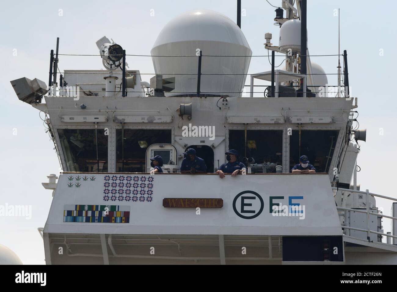 Jason H. Ryan (centro a destra), il comandante della guardia costiera di Waesche (WMSL 751) guarda con i crewmembers del ponte mentre l'equipaggio si prepara a partire dal loro Alameda, California, homeport per una pattuglia del Pacifico occidentale, 22 agosto 2020. Waesche è uno dei quattro tagliatori nazionali di sicurezza di 418 metri che si trovano in Alameda, ed è in grado di dispiegarsi dal Mare di Bering all'Oceano Pacifico orientale fino al Pacifico occidentale. Foto della Guardia Costiera degli Stati Uniti di Matthew S. Masaschi, Chief Petty Officer Foto Stock