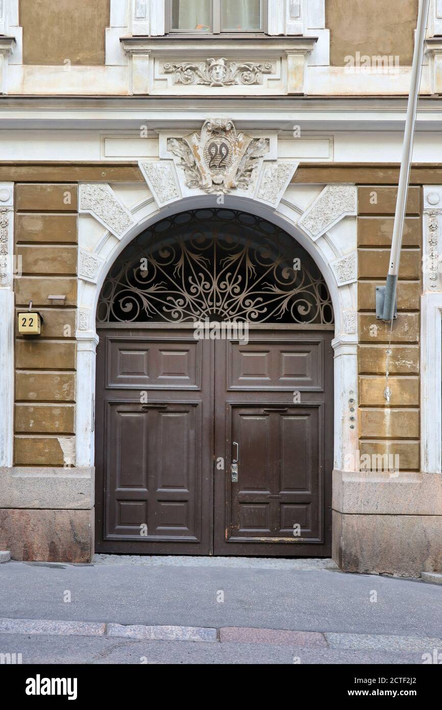 Cancello chiuso numero 22 su un vecchio edificio ornato a Helsinki, Finlandia. Foto Stock