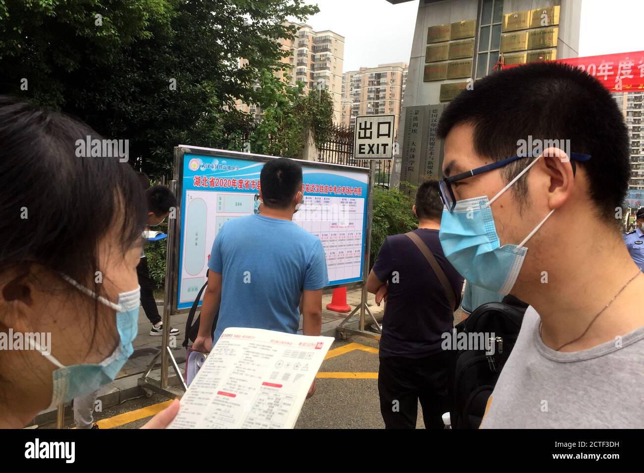 I candidati di funzionari pubblici attendono fuori da un centro di test, preparandosi per l'esame di pubblica amministrazione 2020, Wuhan città, la provincia di Hubei della Cina centrale, 22 Foto Stock