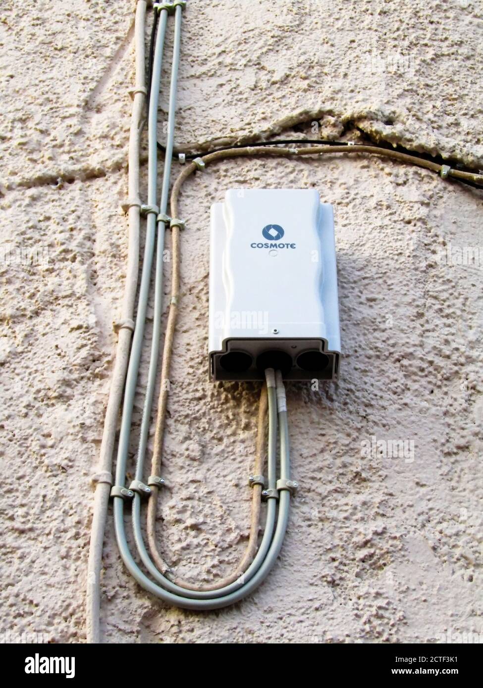 Linea telefonica e scatola di derivazione Internet su una parete, Creta, Grecia Foto Stock