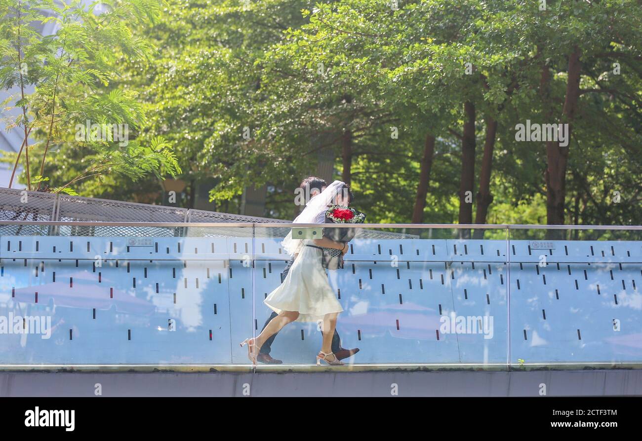 Una giovane coppia cinese si registra per il loro matrimonio presso l'ufficio affari civili nel distretto di Nanshan sul Festival Qixi, noto anche come i Valenti Cinesi Foto Stock
