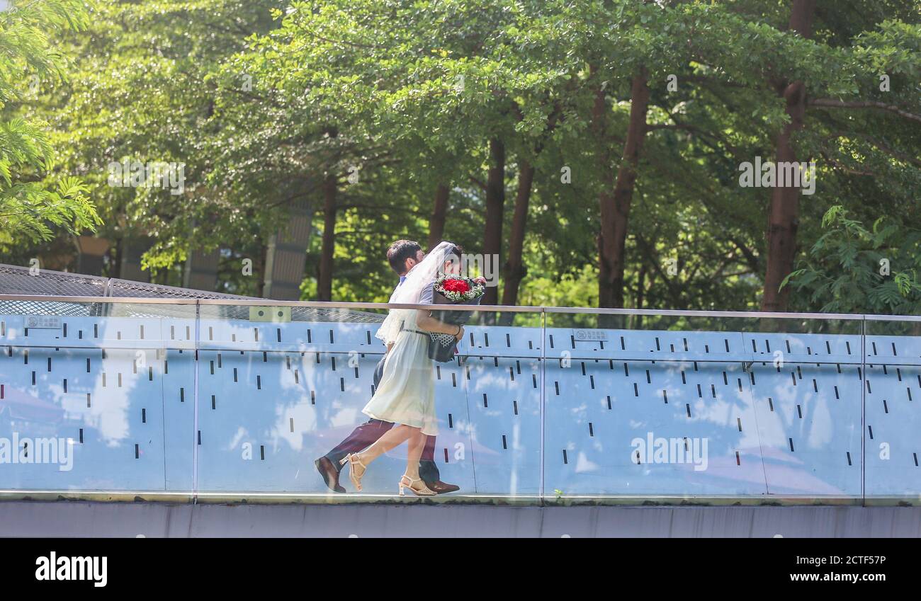 Una giovane coppia cinese si registra per il loro matrimonio presso l'ufficio affari civili nel distretto di Nanshan sul Festival Qixi, noto anche come i Valenti Cinesi Foto Stock