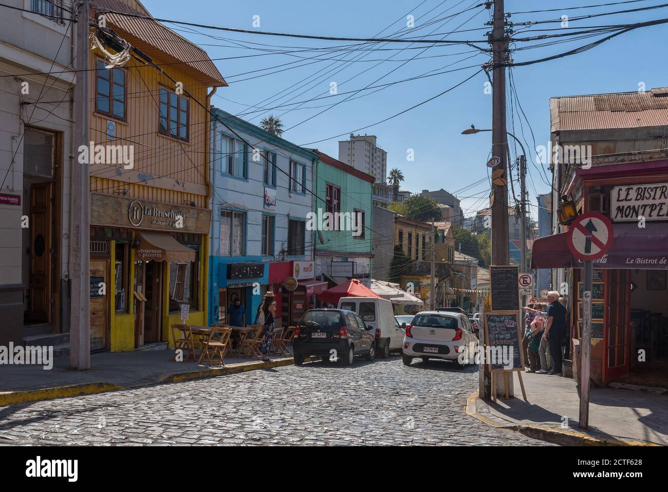 Una vista su una strada nella città vecchia di Valparaiso, Cile Foto Stock