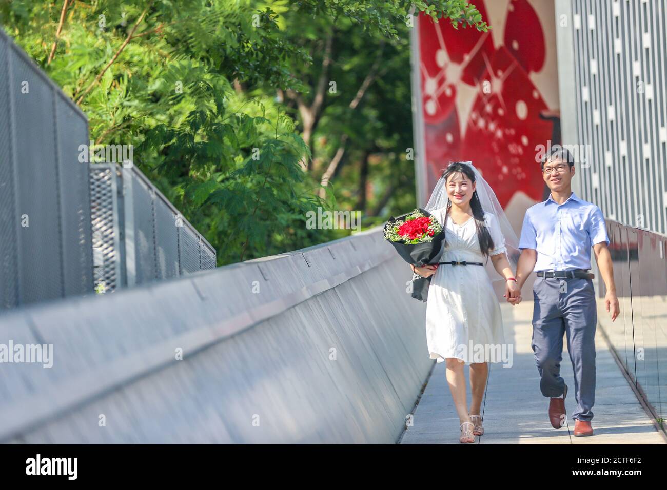 Una giovane coppia cinese si registra per il loro matrimonio presso l'ufficio affari civili nel distretto di Nanshan sul Festival Qixi, noto anche come i Valenti Cinesi Foto Stock