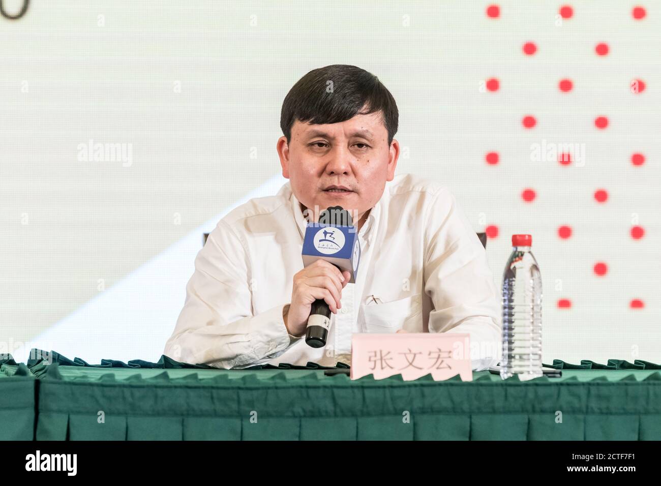 Il medico cinese Zhang Wenhong mostra e tiene un discorso durante una sessione di lancio e firma del libro di Shanghai Book Fair, un relat annuale della mostra Foto Stock