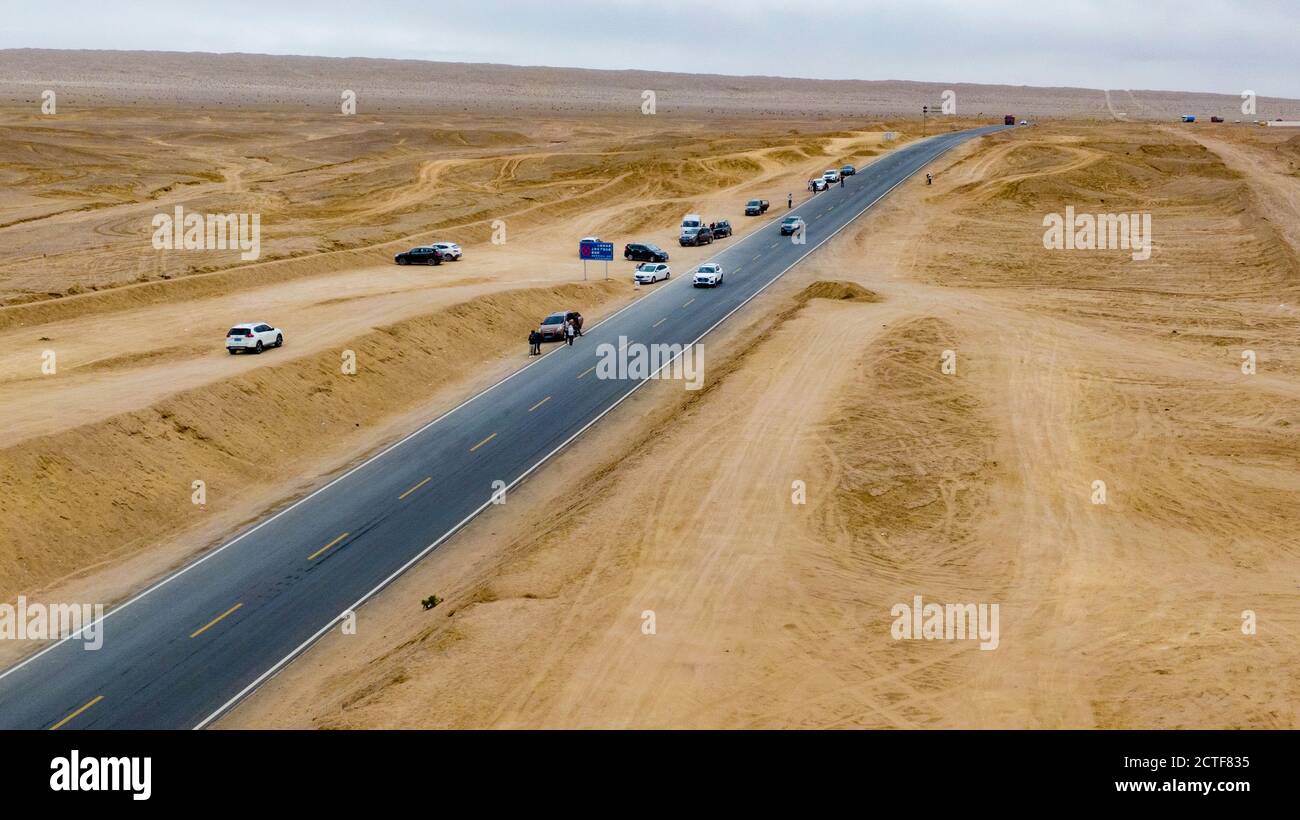 I veicoli si muovono lentamente sulla strada nel deserto, che diventa così popolare in Internet e attrarre i turisti da visitare, Golmud sub-prefetturale città, Foto Stock