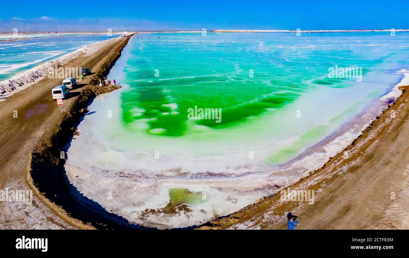 Veduta aerea del Lago di Mangya Jade, un lago artificiale di sale che presenta diverse sfumature di verde a Mangya, provincia Qinghai della Cina nord-occidentale, 16 ago Foto Stock