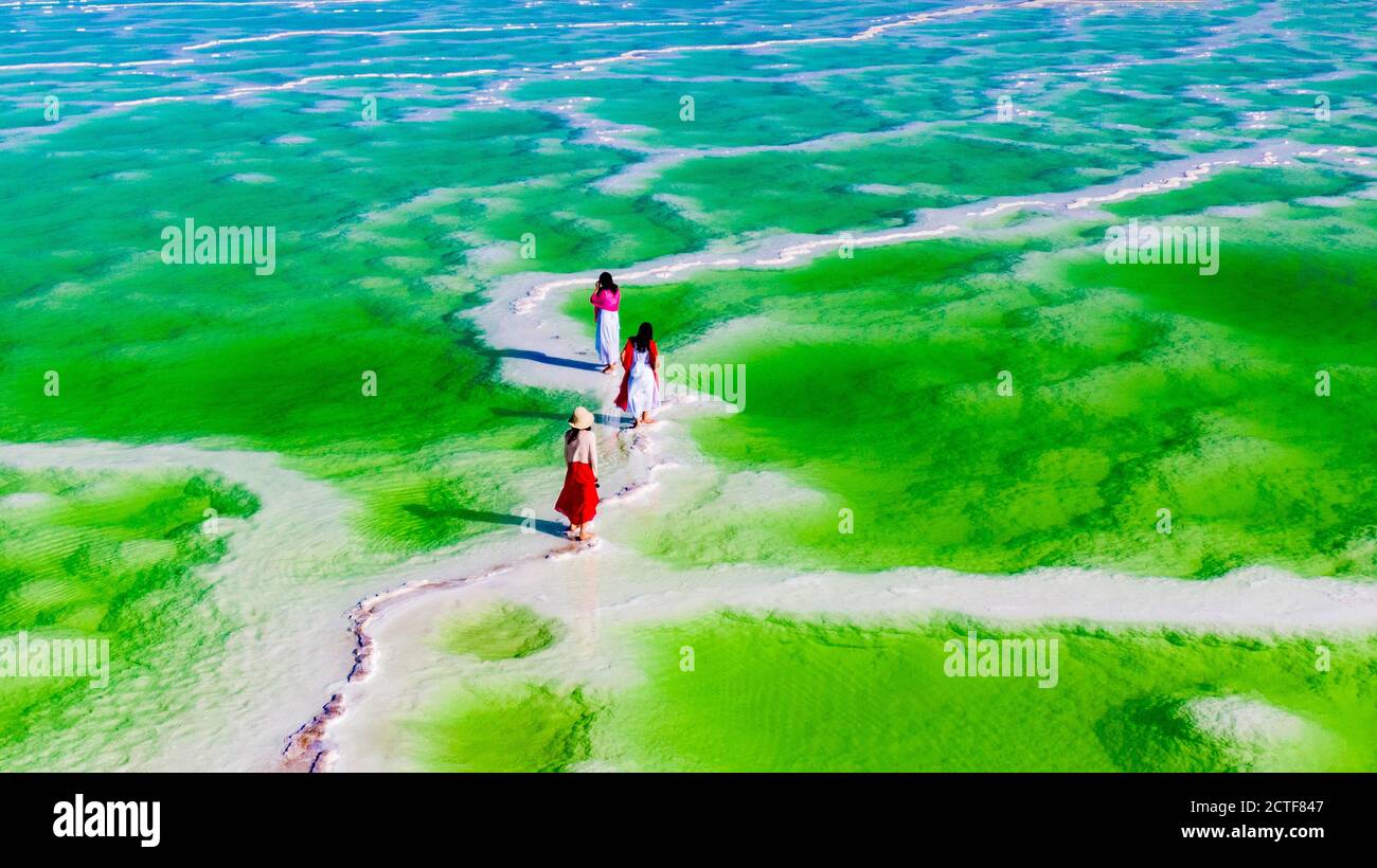 Veduta aerea del Lago di Mangya Jade, un lago artificiale di sale che presenta diverse sfumature di verde a Mangya, provincia Qinghai della Cina nord-occidentale, 16 ago Foto Stock