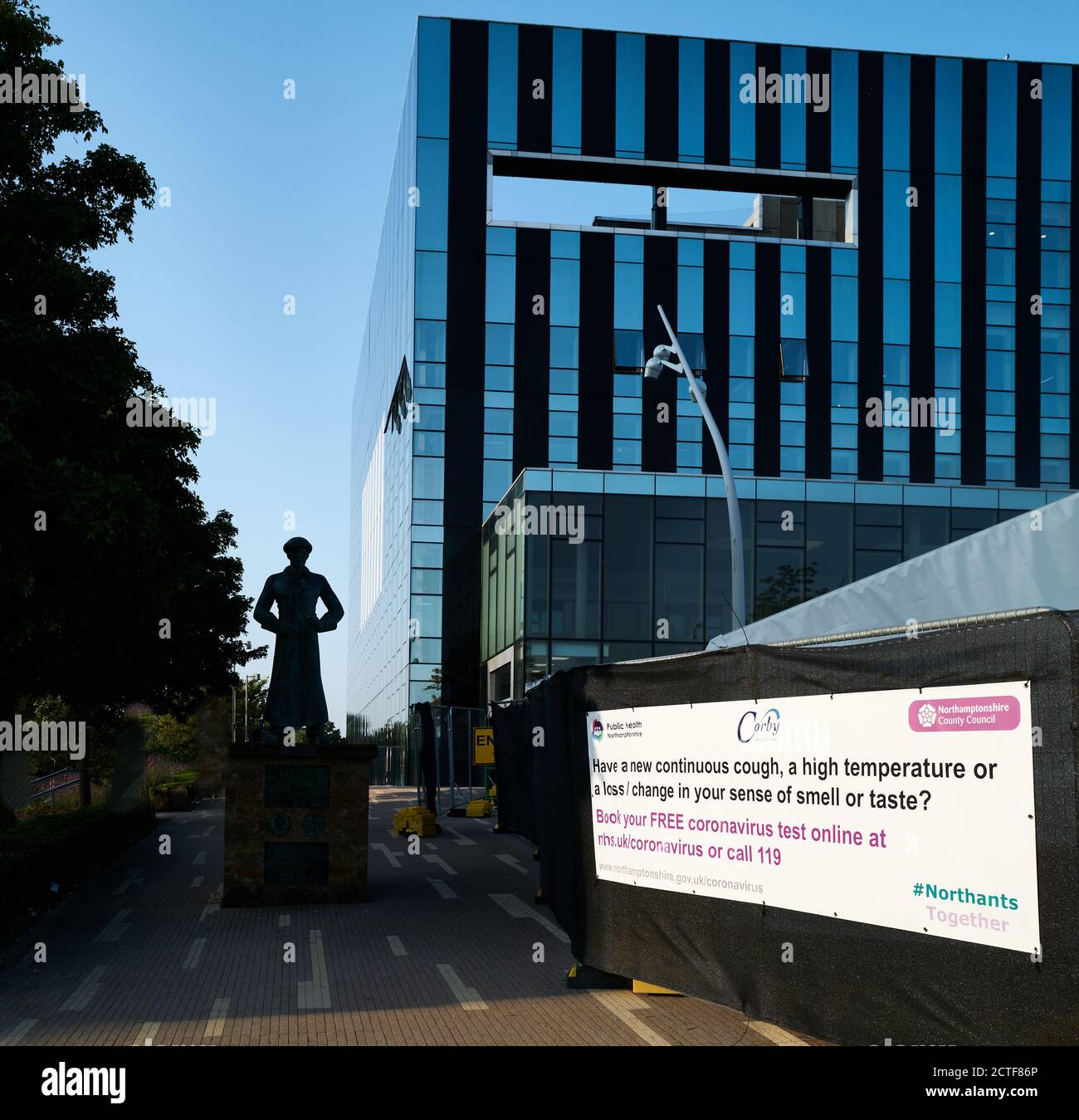 Avviso al di fuori del sito di prova del coronavirus (accanto all'edificio Cube e al monumento agli operatori siderurgici) a Corby, Northamptonshire, Inghilterra, Foto Stock
