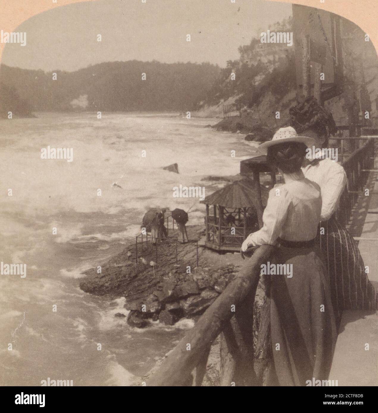 Guardando le acque tumblanti e schiumose, sotto le cascate, Niagara, U.S.A., Underwood & Underwood, 1902, New York (state), Niagara Falls (N.Y. e Ont.), Niagara Falls Foto Stock