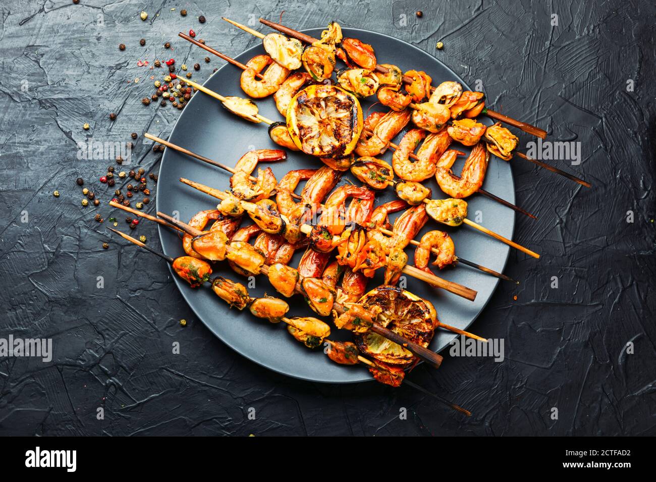 Gamberi alla griglia e cozze su bastone di legno Foto Stock