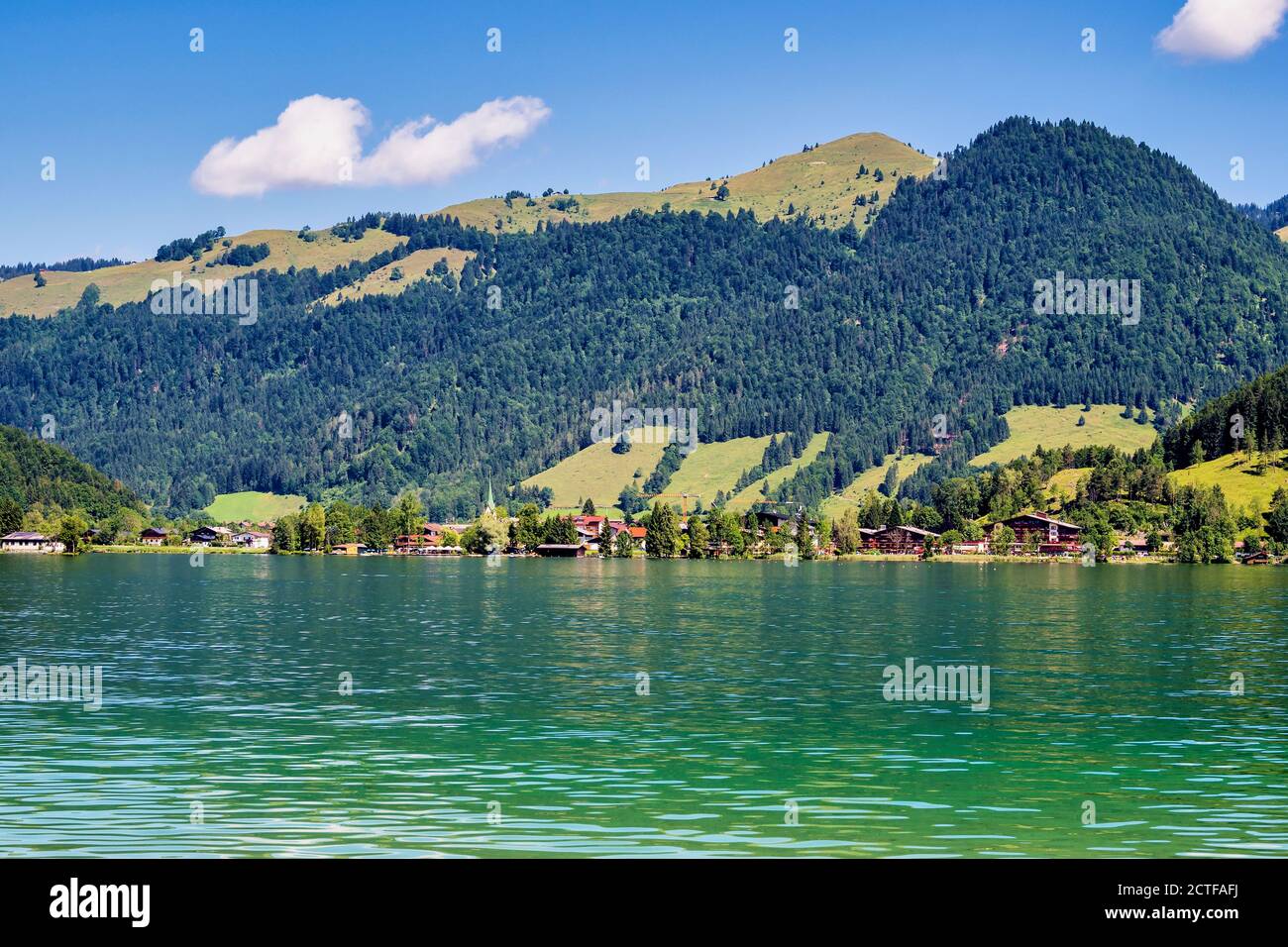 Lago Walchsee vicino Koessen al Wilder e Zahmer Kaiser in Tirol, Austria. Foto Stock