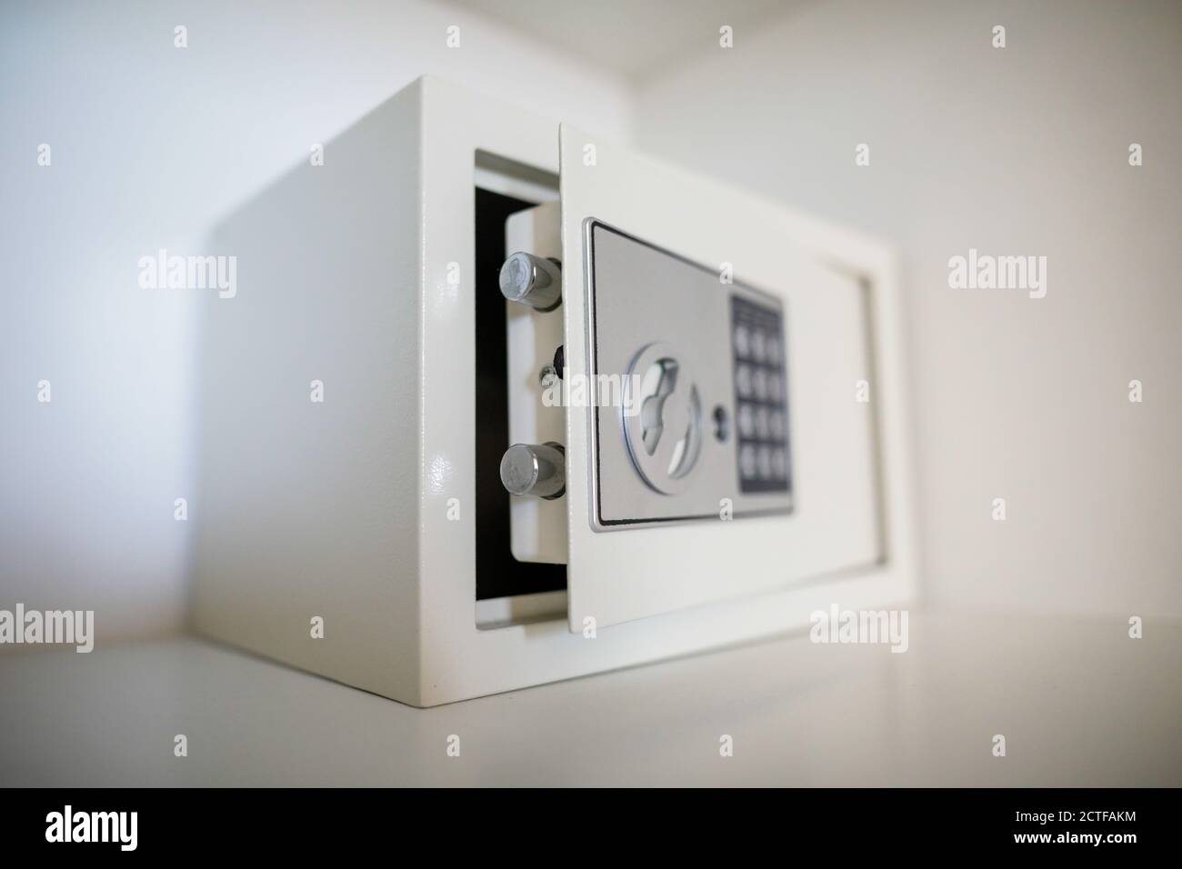 Cassaforte in metallo all'interno di un vuoto di armadio in legno in una camera di hotel Foto Stock