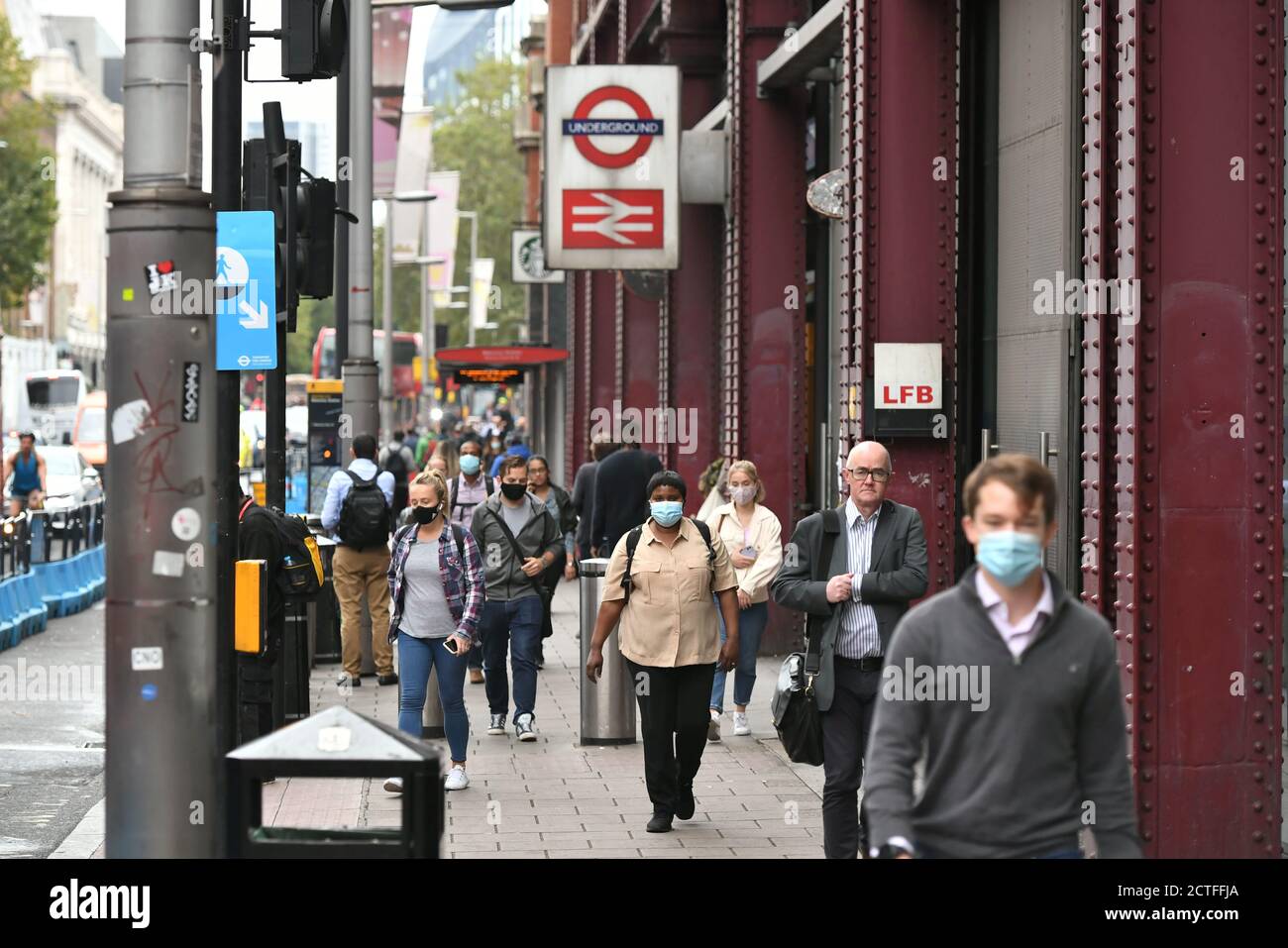 La gente esce dalla stazione di Waterloo a Londra, dopo che il primo ministro Boris Johnson ha annunciato una serie di nuove restrizioni per combattere l'aumento dei casi di coronavirus in Inghilterra. Foto Stock